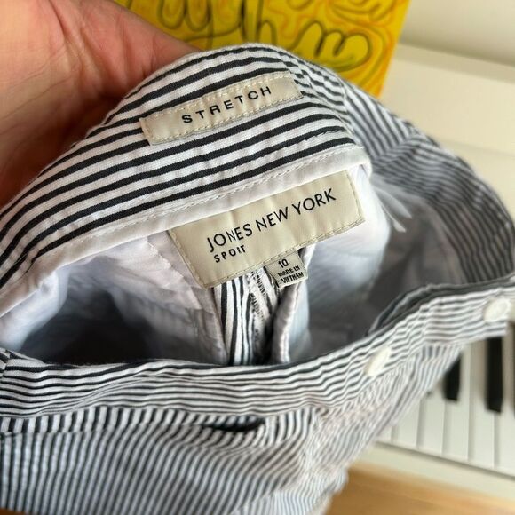 Jones New York Stretch Black and White Striped Cropped Pants 10 - Picture 4 of 16